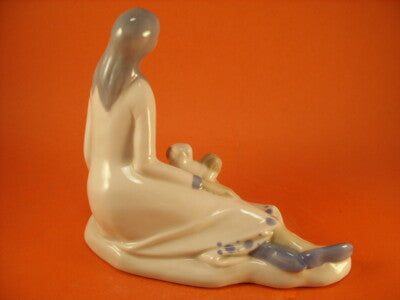 STATUINA PORCELLANA SPAGNOLA MANIFATTURA TITO "Ragazza con cucciolo"