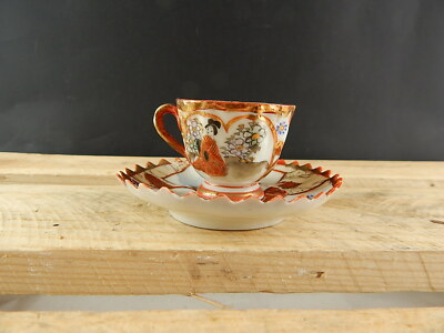 ANTICO SET PICCOLA TAZZA E PIATTINO PORCELLANA GIAPPONESE DIPINTO A MANO GEISHA