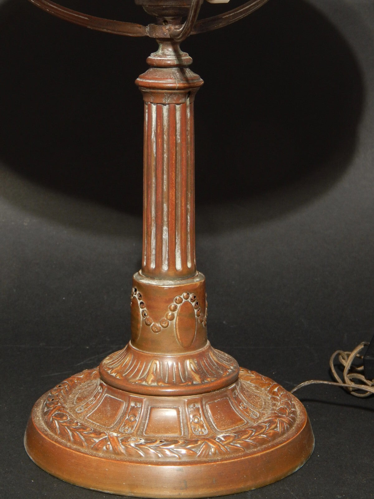 ANTICA ORIGINALE ELEGANTE LAMPADA TAVOLO STILE CLASSICO BRONZO E OPALINO BIANCO