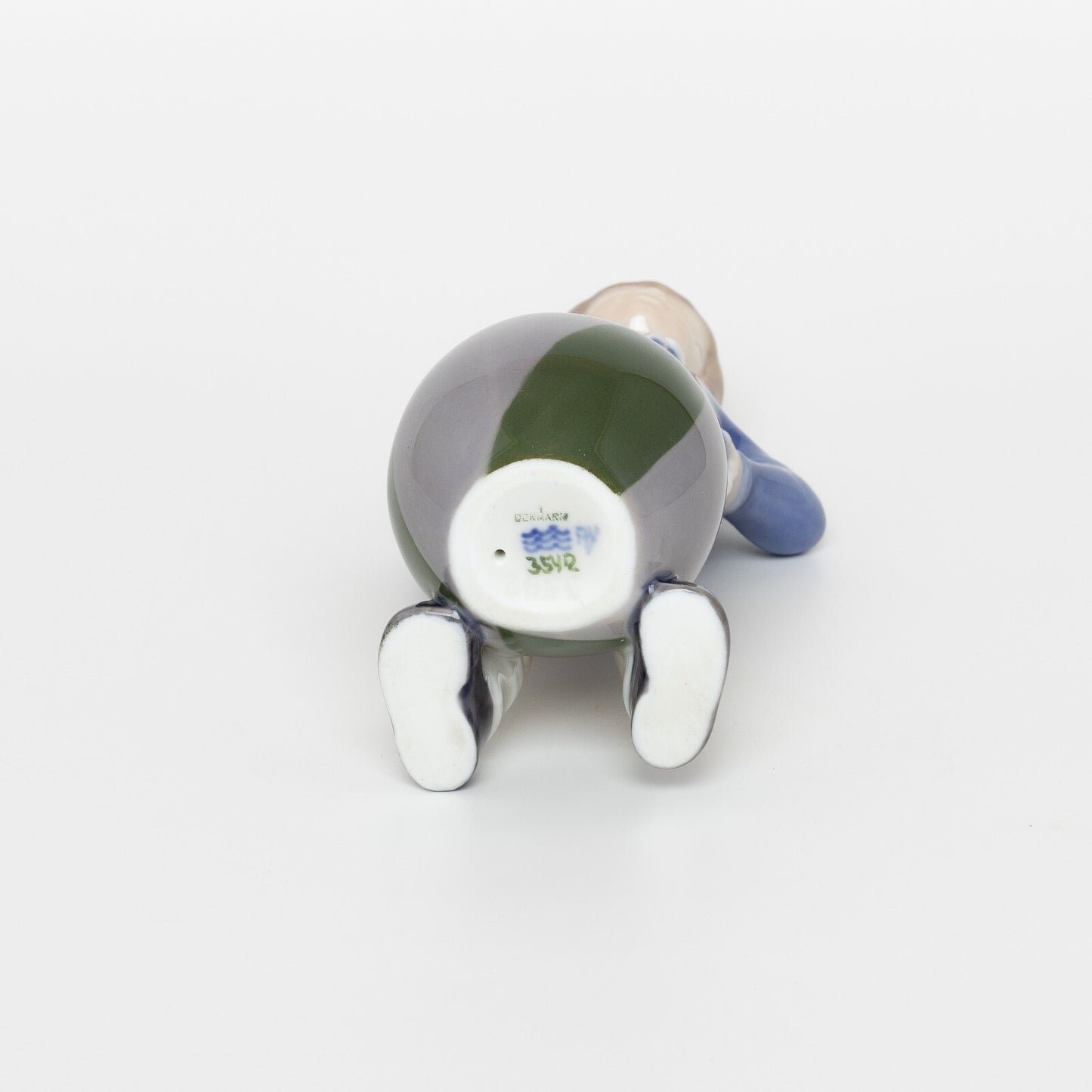 STATUINA PORCELLANA ROYAL COPENHAGEN "Bambino con Palla" COD 3542 CM. 17x7