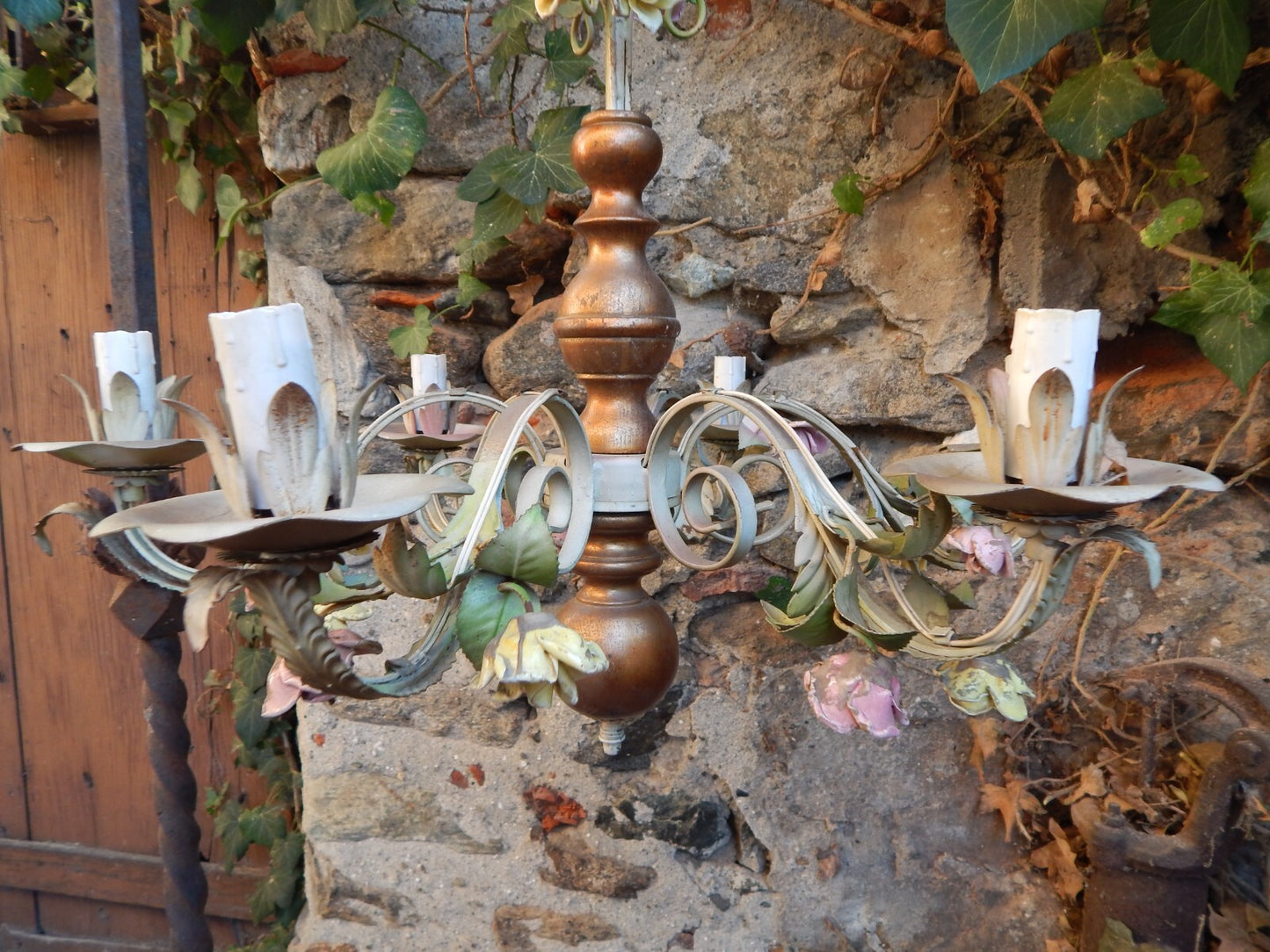 LAMPADARIO SOFFITTO ANTICO LIBERTY FOGLIE FERRO BATTUTO ROSE IN CERAMICA