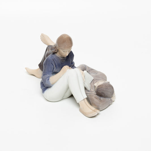 STATUINA PORCELLANA ROYAL COPENHAGEN "Ragazzi Leggono " COD 4649 11x18x11 DIFETT