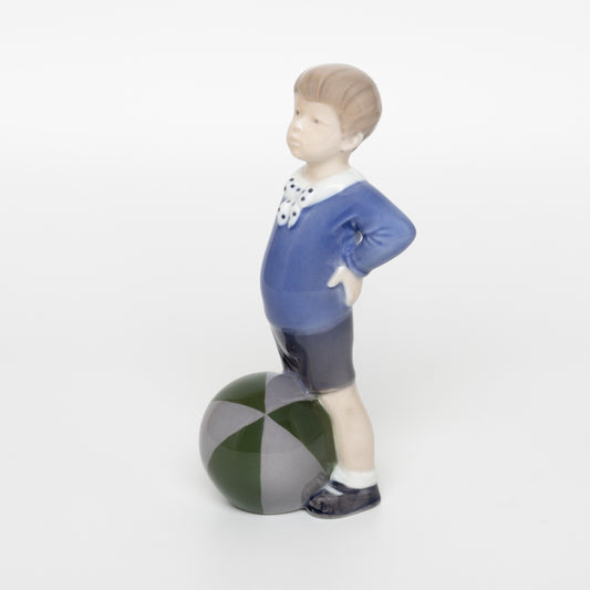 STATUINA PORCELLANA ROYAL COPENHAGEN "Bambino con Palla" COD 3542 CM. 17x7