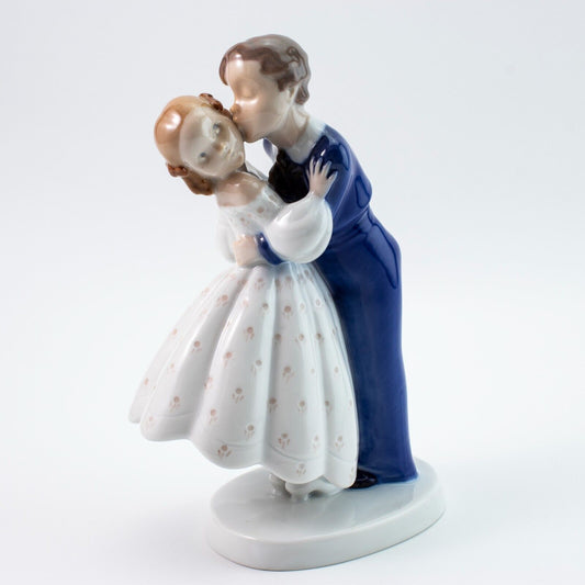 STATUINA PORCELLANA ROYAL COPENHAGEN BING&GRONDAHL "Primo Bacio" CM 19x13x8 2162