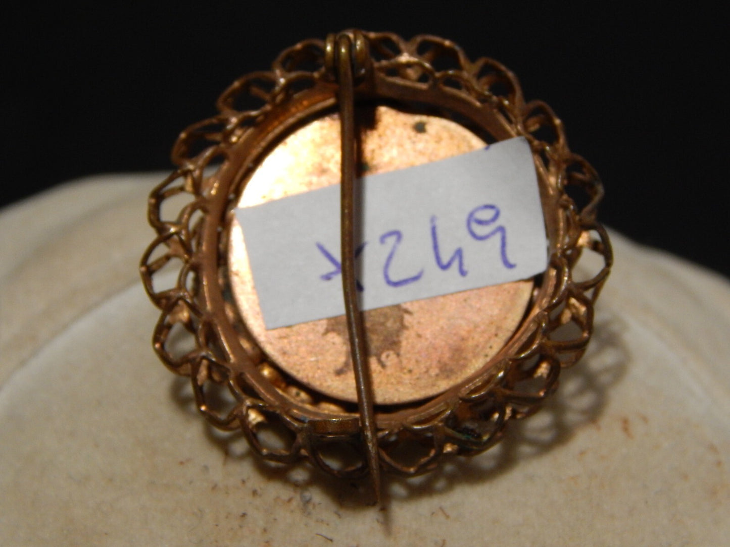 ANTICA SPILLA GIOIELLO IN OTTONE E AGATA ROSSA