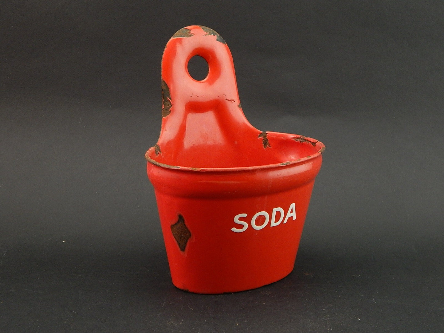 ANTICO RARO CONTENITORE PORTA SODA DA PARETE METALLO LATTA SMALTATO ROSSO
