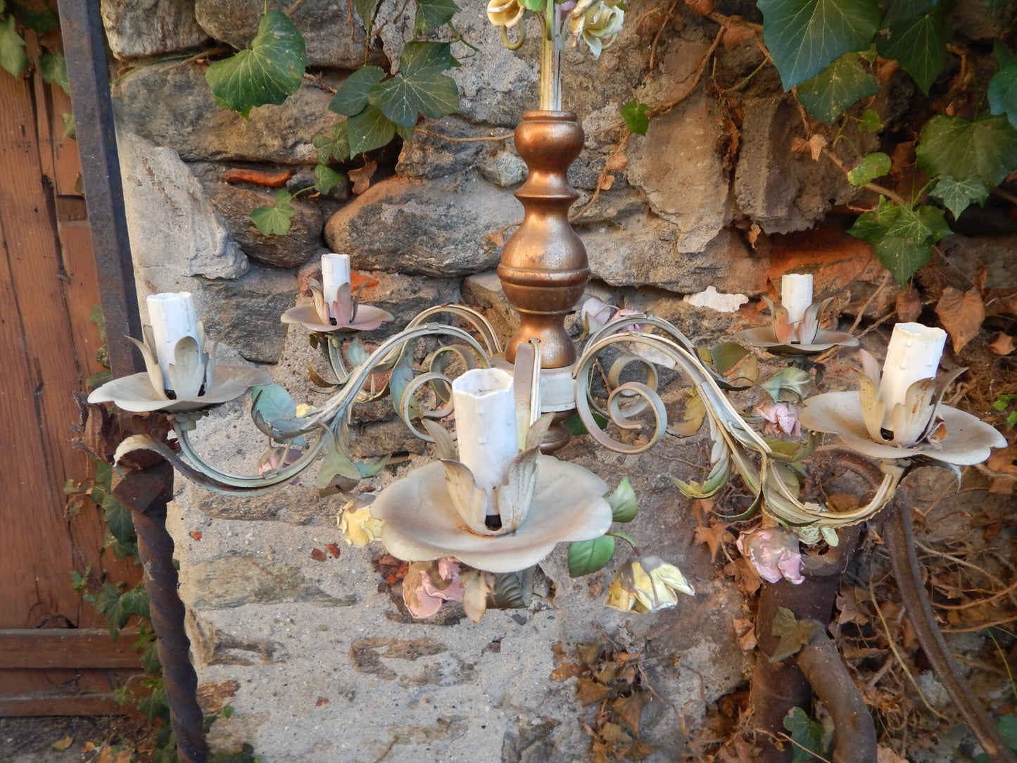 LAMPADARIO SOFFITTO ANTICO LIBERTY FOGLIE FERRO BATTUTO ROSE IN CERAMICA