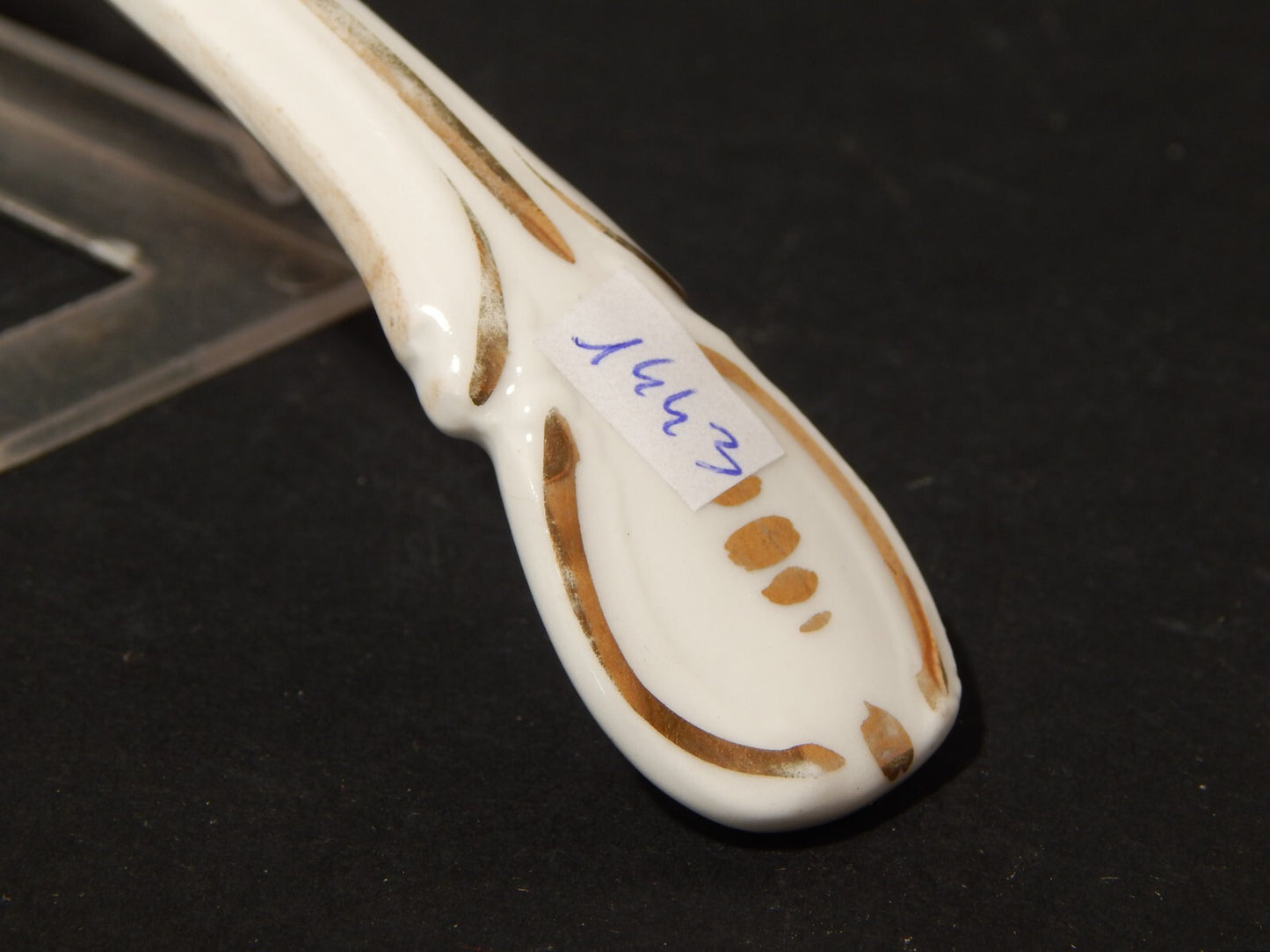 ANTICO RARO CUCCHIAIO DA SALSIERA IN PORCELLANA BIANCA CON DECORO IN ORO