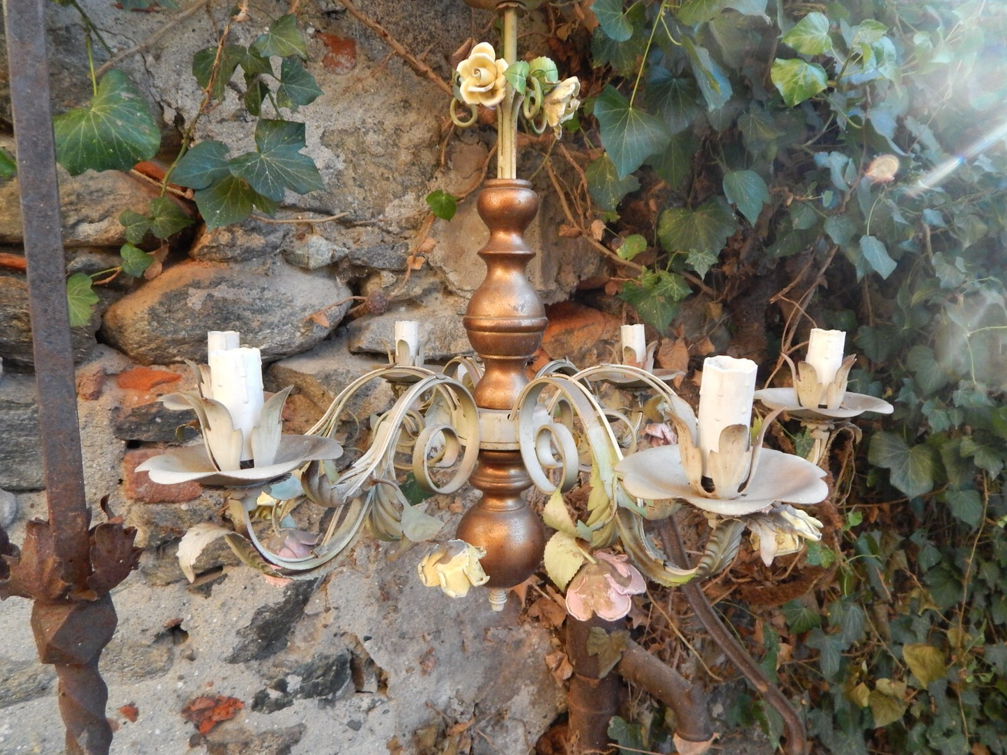 LAMPADARIO SOFFITTO ANTICO LIBERTY FOGLIE FERRO BATTUTO ROSE IN CERAMICA