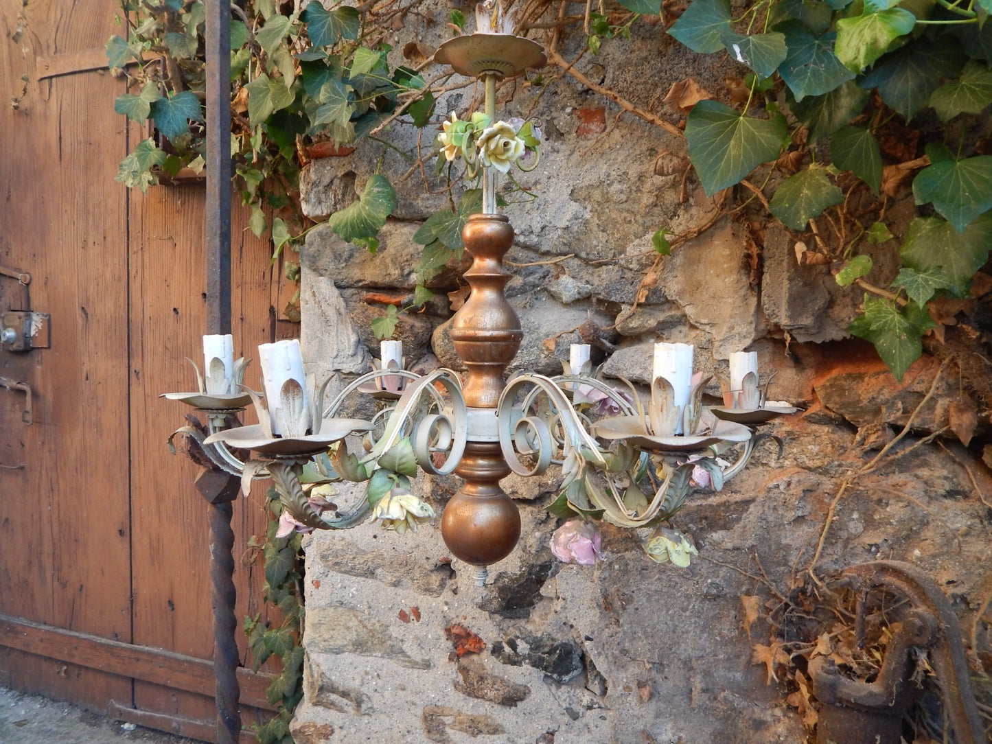 LAMPADARIO SOFFITTO ANTICO LIBERTY FOGLIE FERRO BATTUTO ROSE IN CERAMICA