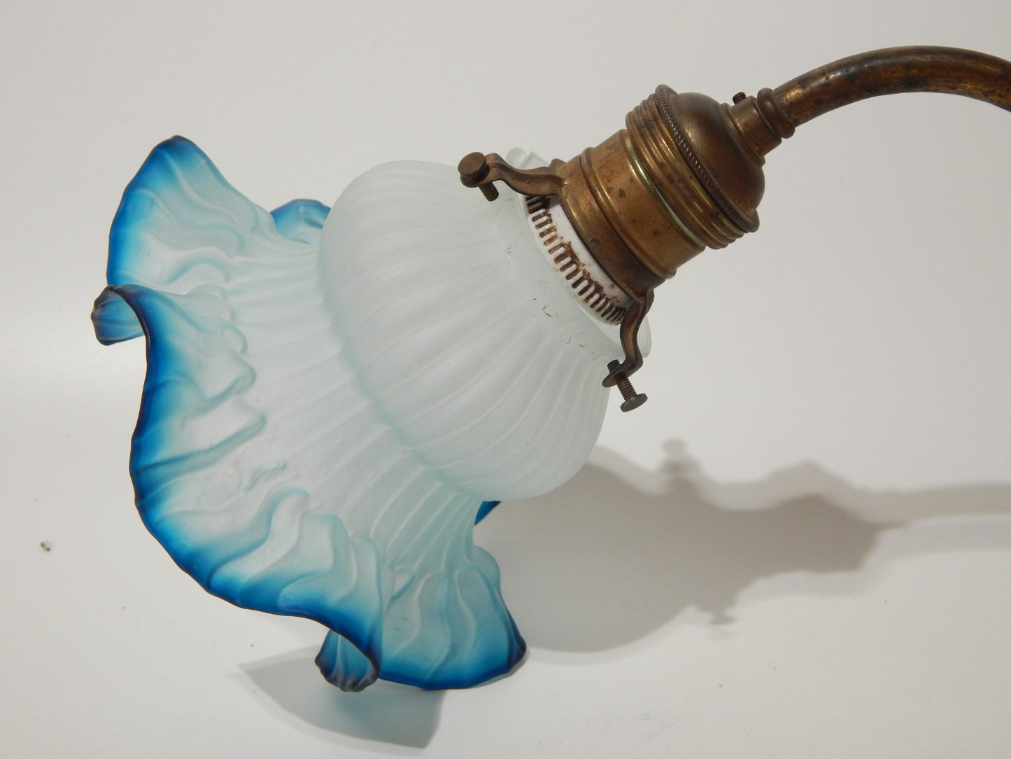 ANTICA LIBERTY APPLIQUE LAMPADA PARETE OTTONE TULIP VETRO SATINATO BLU SFUMATO