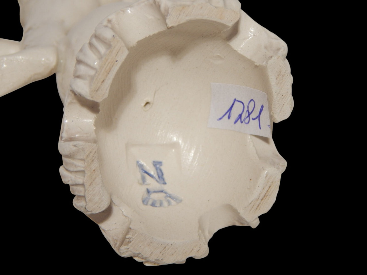 ANTICA STATUINA PUTTO CON SPIGHE SU GLOBO CERAMICA CAPODIMONTE N BLU CORONATA