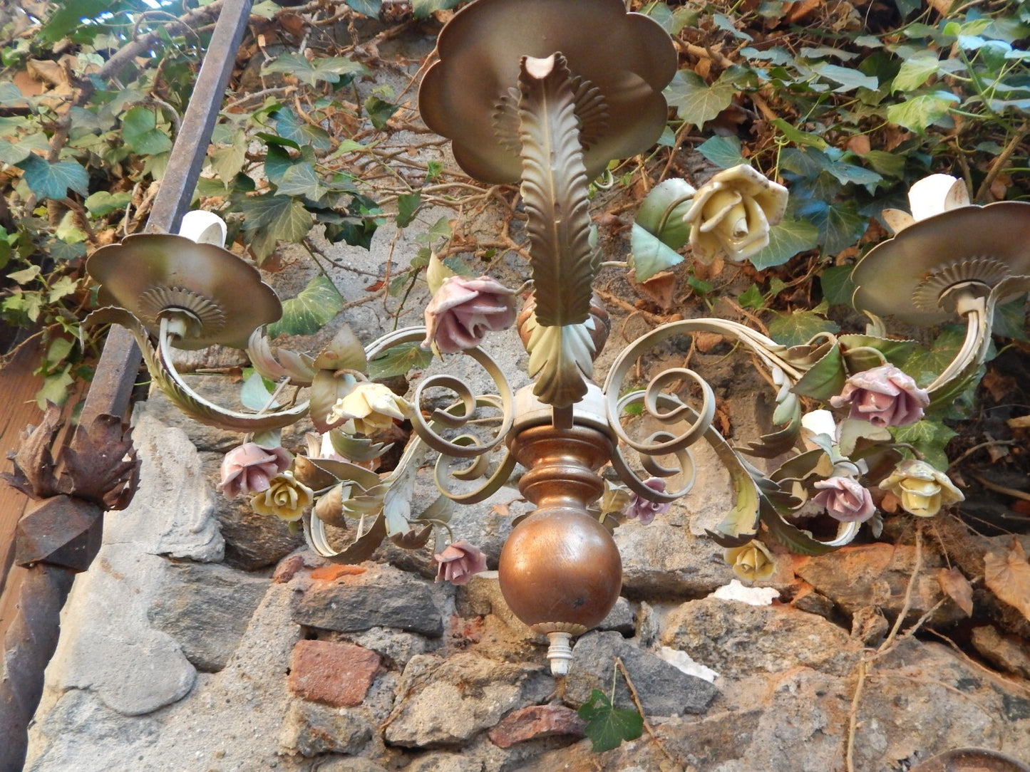 LAMPADARIO SOFFITTO ANTICO LIBERTY FOGLIE FERRO BATTUTO ROSE IN CERAMICA