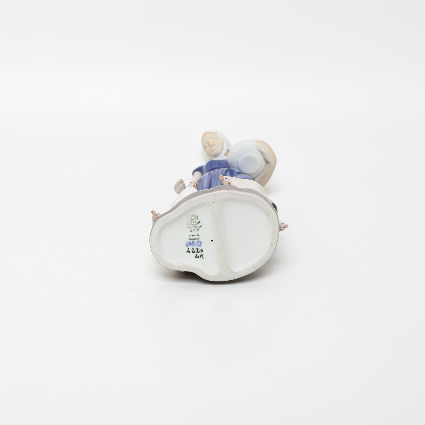 STATUINA PORCELLANA ROYAL COPENHAGEN BING&GRONDAHL "Ragazza con Galline" DIFETTO