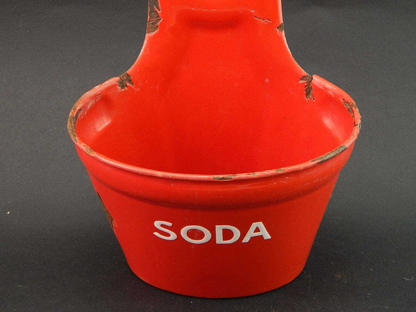 ANTICO RARO CONTENITORE PORTA SODA DA PARETE METALLO LATTA SMALTATO ROSSO