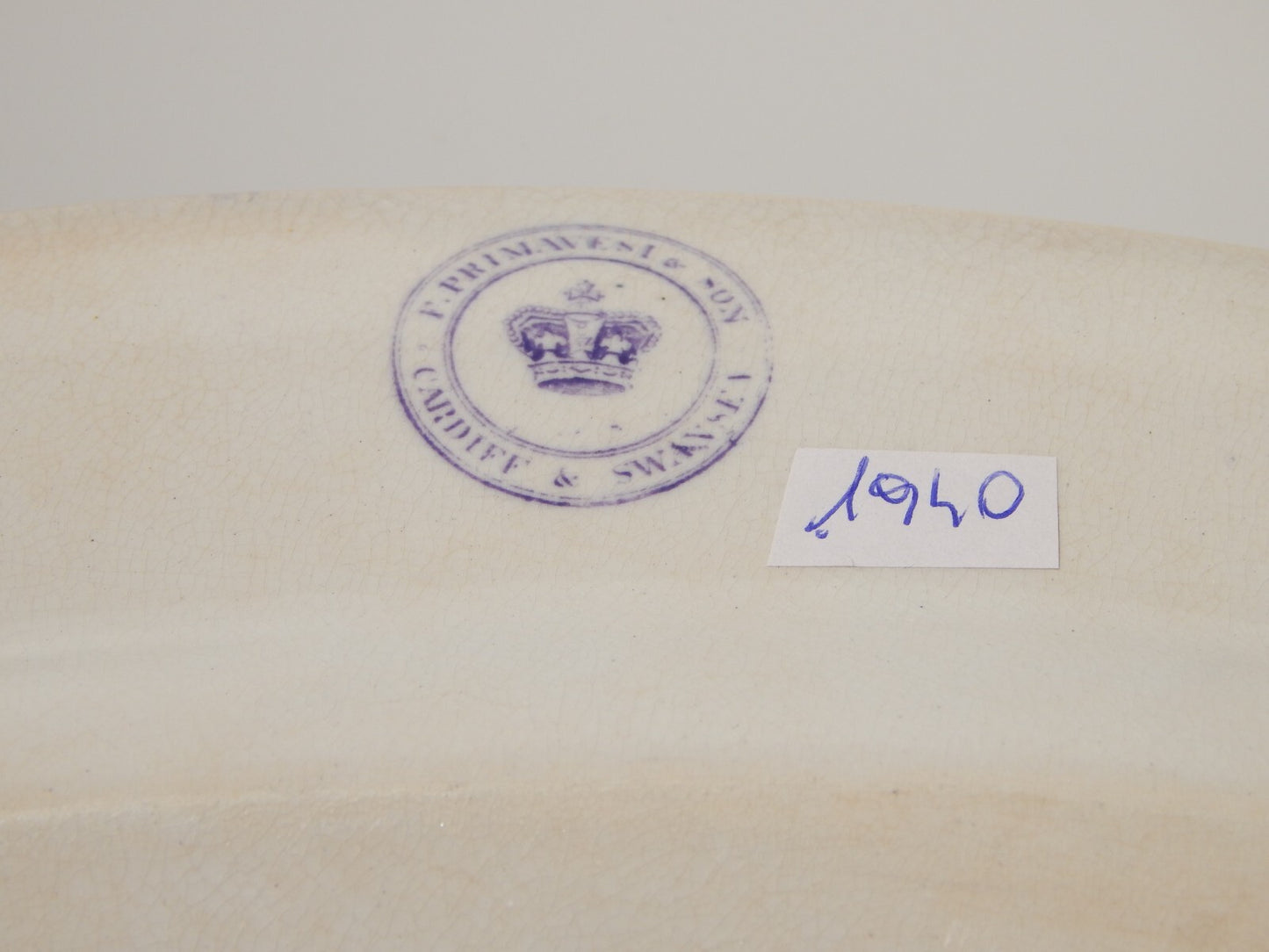 ANTICO RARISSIMO VASSOIO VITTORIANO CERAMICA PRIMAVESI 1860 ERMINE BORDER VIOLA