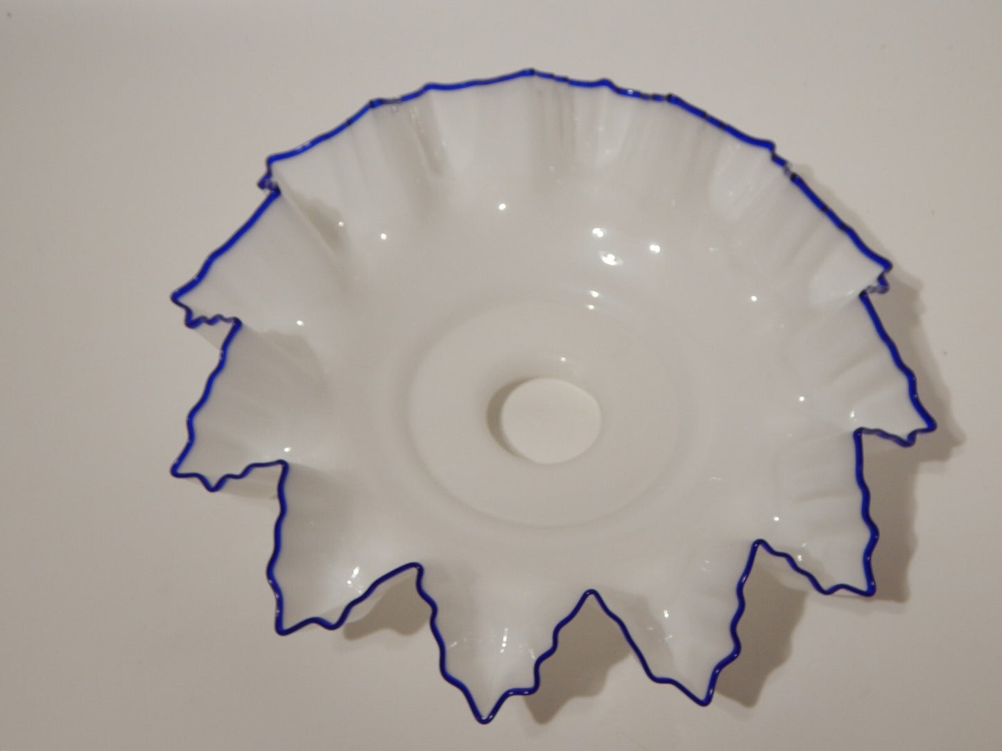 ANTICO ORIGINALE EPOCA LIBERTY VETRO OPALINO BORDO BLU COBALTO PER LAMPADARIO