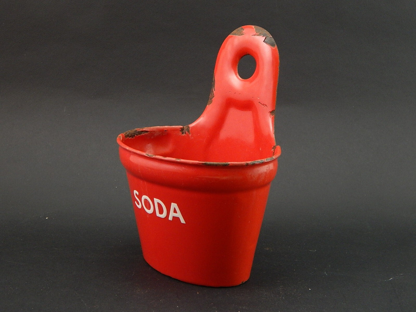 ANTICO RARO CONTENITORE PORTA SODA DA PARETE METALLO LATTA SMALTATO ROSSO