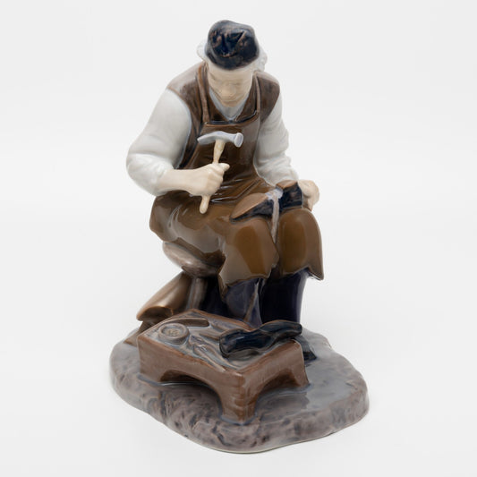 STATUINA PORCELLANA ROYAL COPENHAGEN BING&GRONDAHL "Calzolaio" COD 2228 CM 22x18