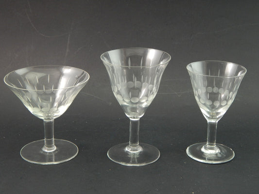 ANTICO ELEGANTE RARO ART DECO SERVIZIO 18 CALICI CRISTALLO MOLATO E INCISO