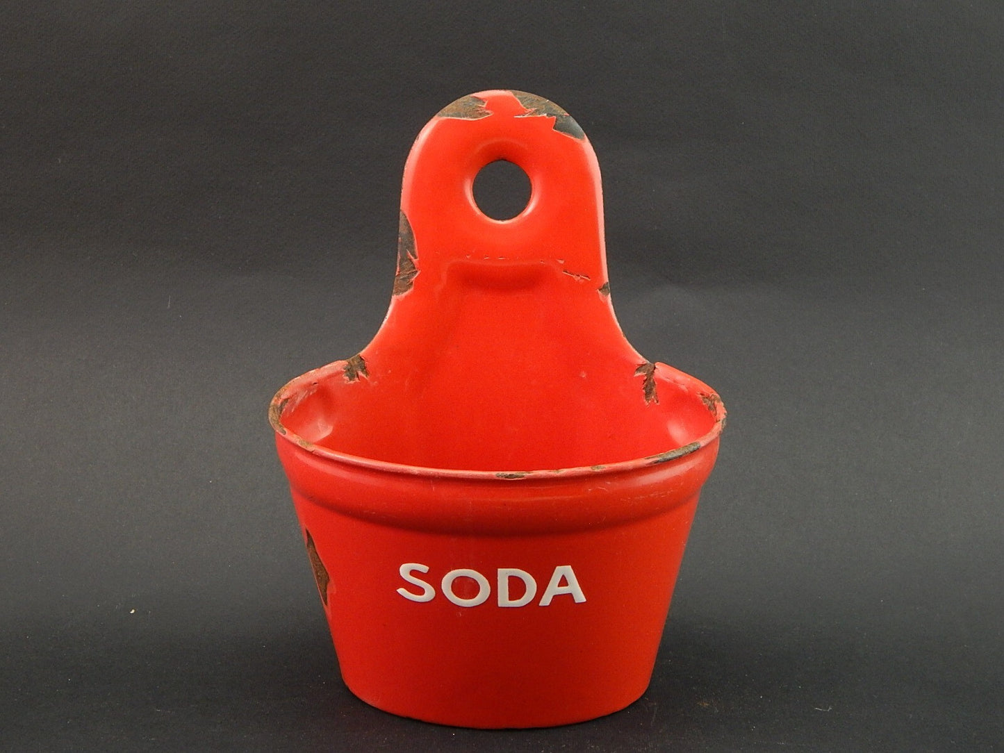 ANTICO RARO CONTENITORE PORTA SODA DA PARETE METALLO LATTA SMALTATO ROSSO