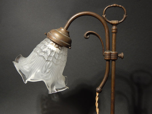 ANTICA LIBERTY LAMPADA DA TAVOLO SCRIVANIA CON PARALUME A TULIP IN VETRO