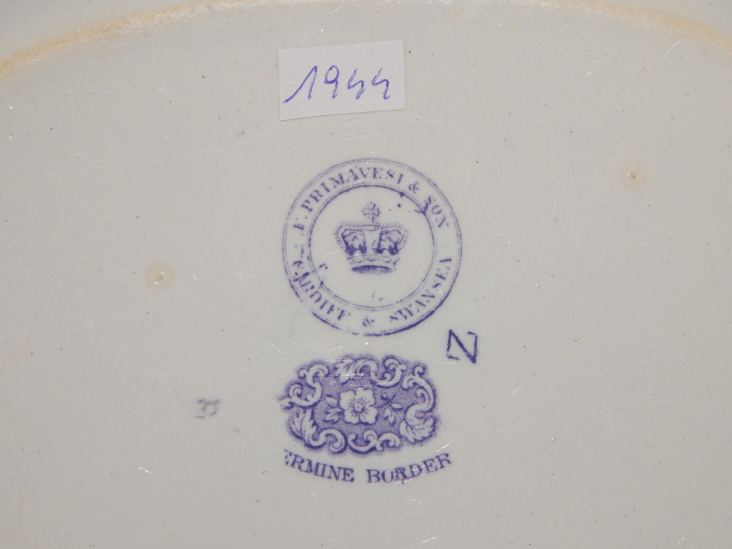 ANTICO VASSOIO FONDO CERAMICA STAFFORDSHIRE PRIMAVESI 1860 ERMINE BORDER VIOLA
