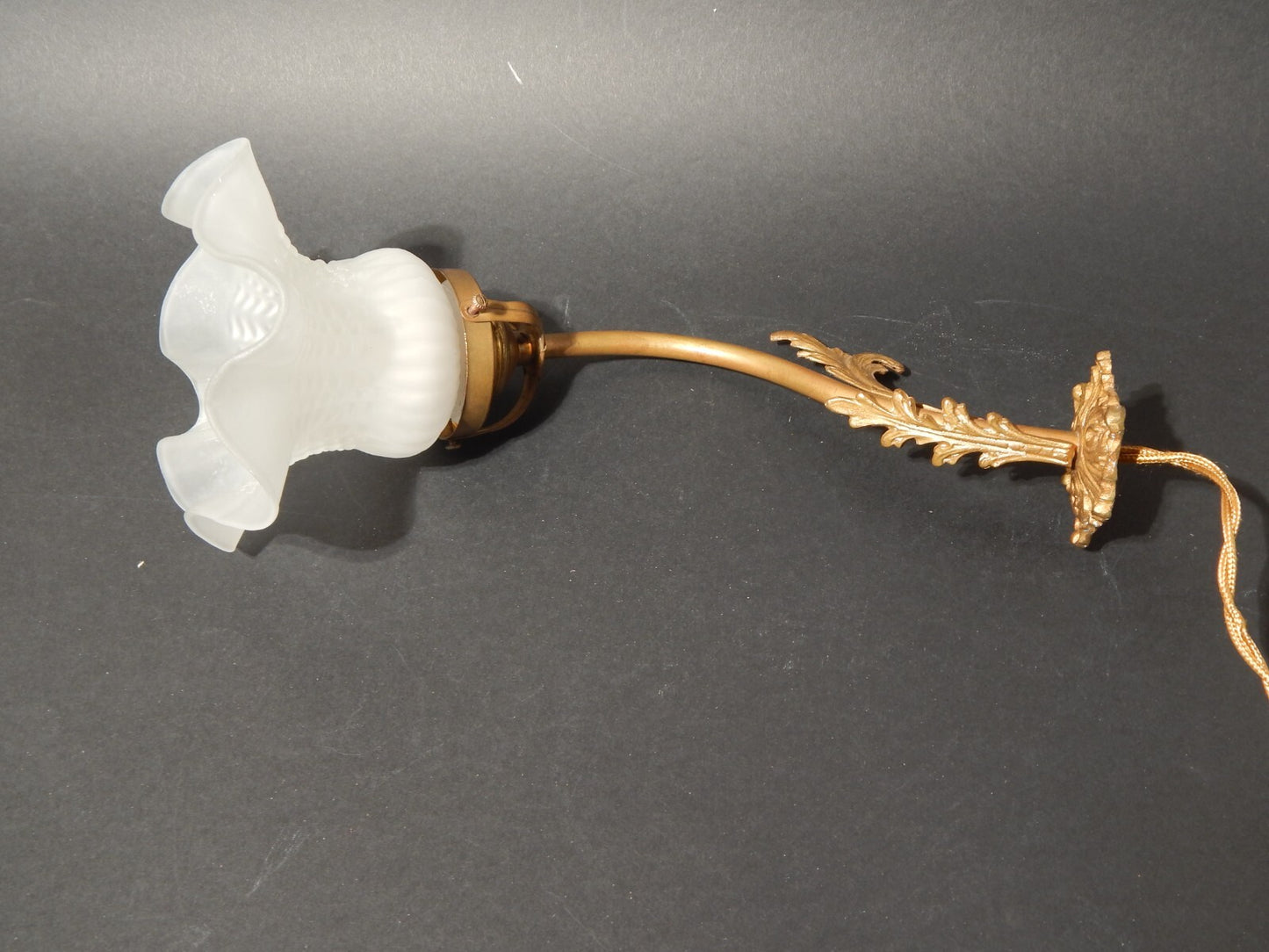 ANTICA LIBERTY APPLIQUE LAMPADA PARETE OTTONE TULIP IN VETRO SATINATO B1055