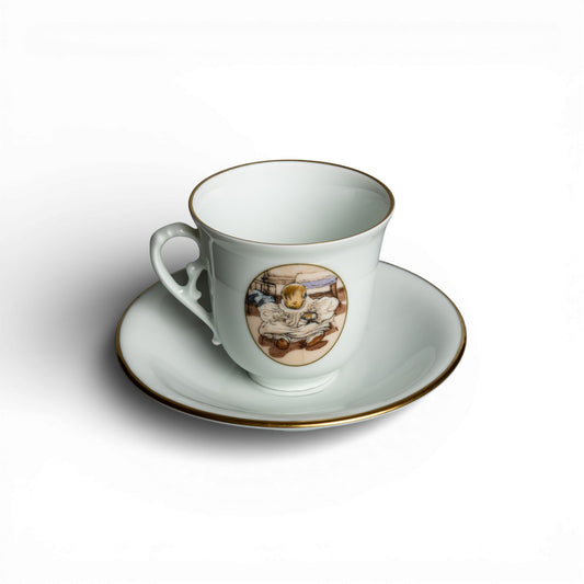 Decoro sopra smalto con dettagli in oro sulla tazza Carl Larsson di Bing&Grondahl