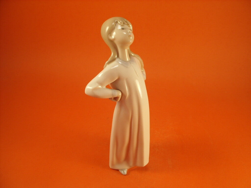 Statuina in "Ragazza in Camicia da Notte" Cod A26 porcellana pezzo raro da collezione, 20 cm