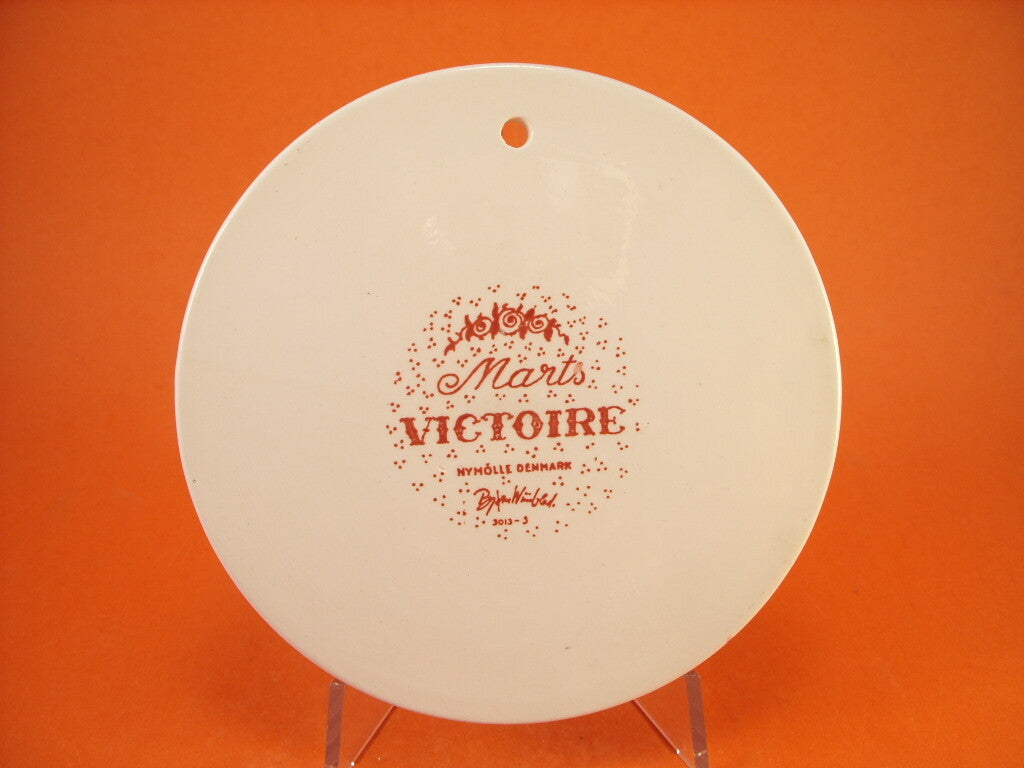 Retro della placca con marchio della manifattura danese Nymolle e firma dell'artista