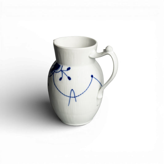 Decoro a scanalature blu su fondo bianco, collezione Blue Fluted Mega