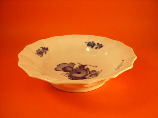 Decoro floreale blu cobalto dipinto a mano sotto smalto, collezione Blue Flower Curved