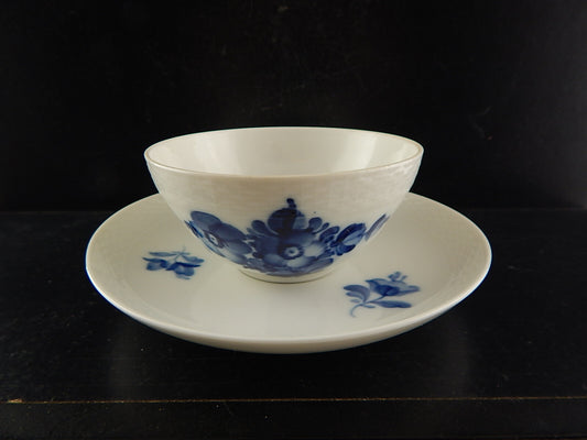 Decoro floreale blu cobalto dipinto a mano sotto smalto, collezione Blue Flower