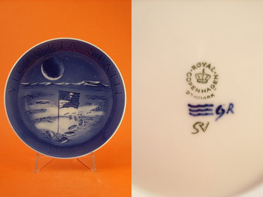 Piatto Giubileo Royal Copenhagen con marchio Corona e Tre Linee Ondulate, 1969