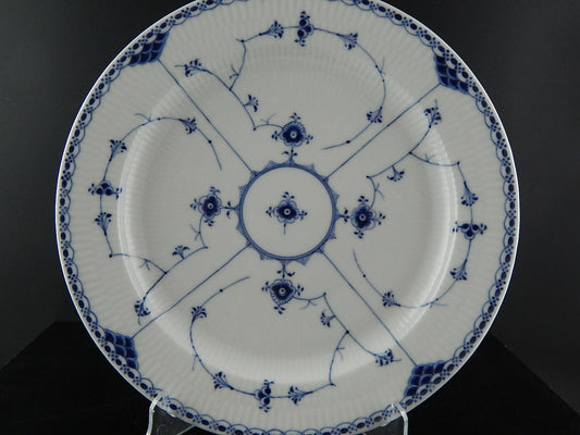 Bordo traforato a merletto e decoro a scanalature blu, collezione Blue Fluted Half Lace, 32,5cm