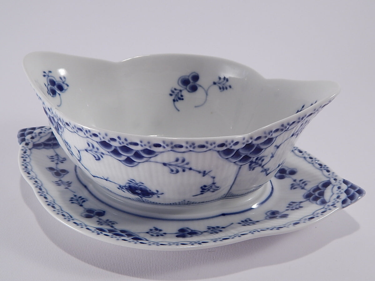 Vista laterale della salsiera Royal Copenhagen Blue Fluted Half Lace