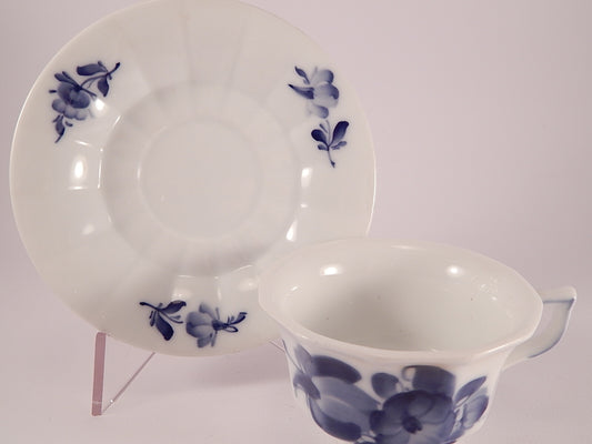 Decoro floreale blu cobalto dipinto a mano sotto smalto, collezione Blue Flower Curved, 9cm