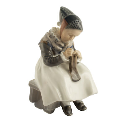 STATUINA PORCELLANA ROYAL COPENHAGEN "Ragazza di Amager Lavora a Maglia" 1314 CM 15