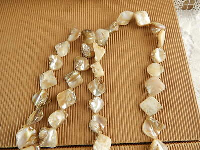 VINTAGE RARA LUNGA COLLANA SCARAMAZZE NATURALI MADREPERLA Circonferenza 125 cm.