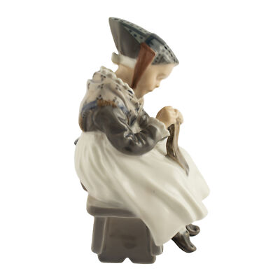 STATUINA PORCELLANA ROYAL COPENHAGEN "Ragazza di Amager Lavora a Maglia" 1314 CM 15