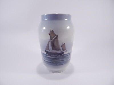 VASO ROYAL COPENHAGEN "Marina con Barca a Vela"