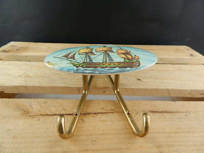 VINTAGE ATTACCAPANNI APPENDIABITI OTTONE PLASTICA DURA STAMPATA VELIERO GALEONE