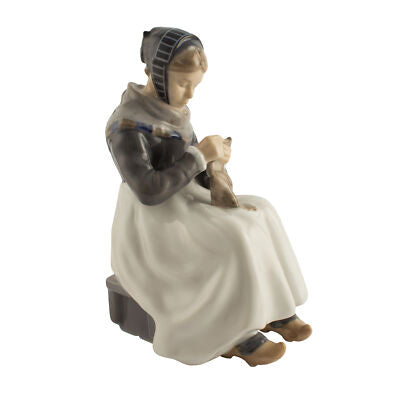STATUINA PORCELLANA ROYAL COPENHAGEN "Donna di Amager Lavora a Maglia" 1317 ORIG