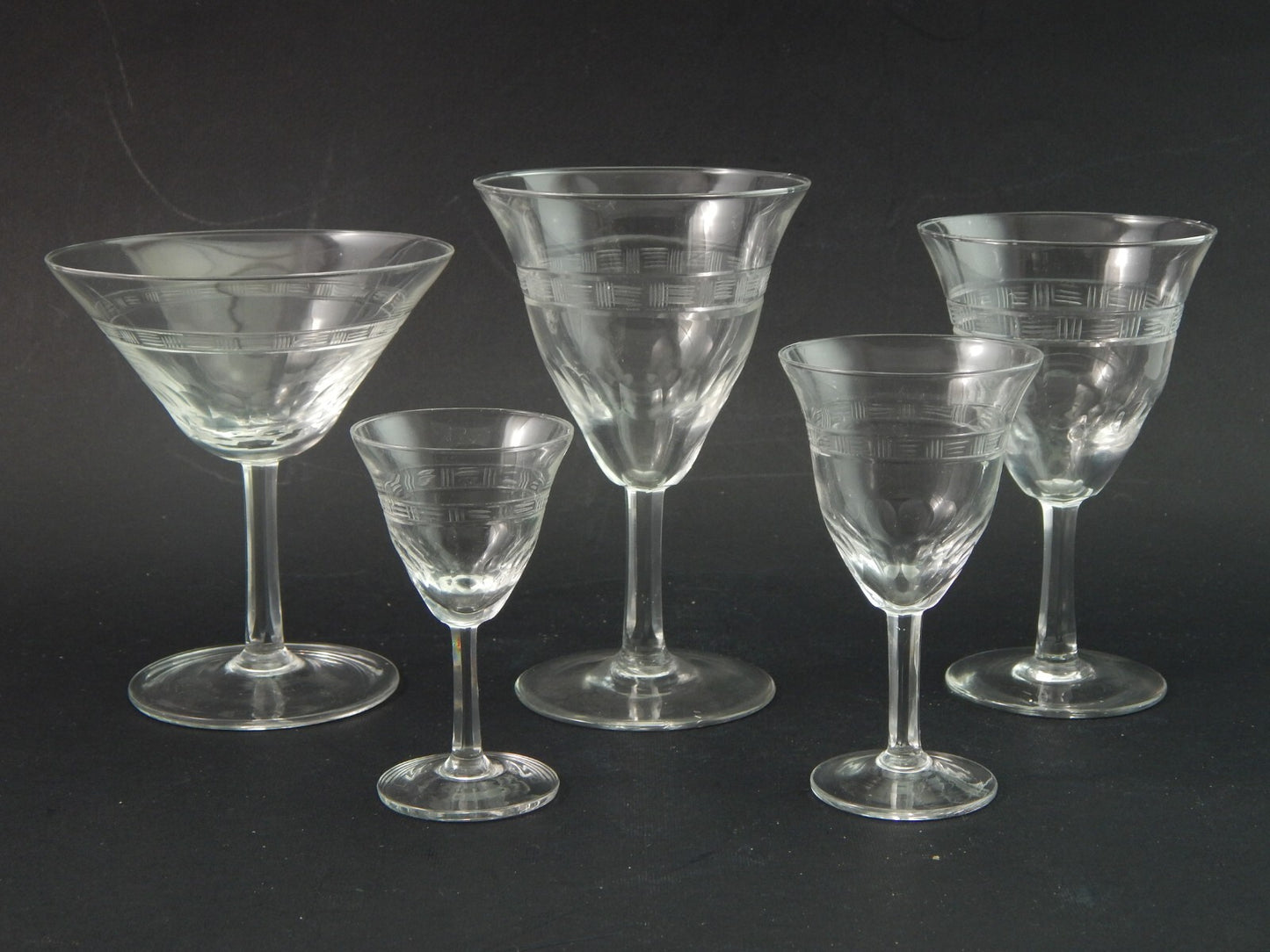 ANTICO ELEGANTE RARO ART DECO SERVIZIO 27 CALICI CRISTALLO INCISO