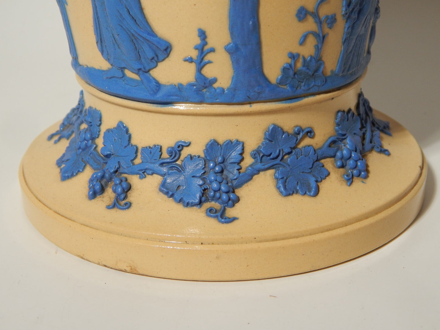 WEDGWOOD ANTICO VASO CERAMICA CREMA CON BASSORILIEVO CLASSICO IN JASPER AZZURRO