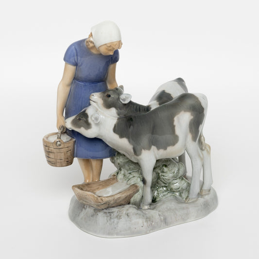 STATUINA PORCELLANA ROYAL COPENHAGEN BING&GRONDAHL "Ragazza con Vitelli" CM. 20