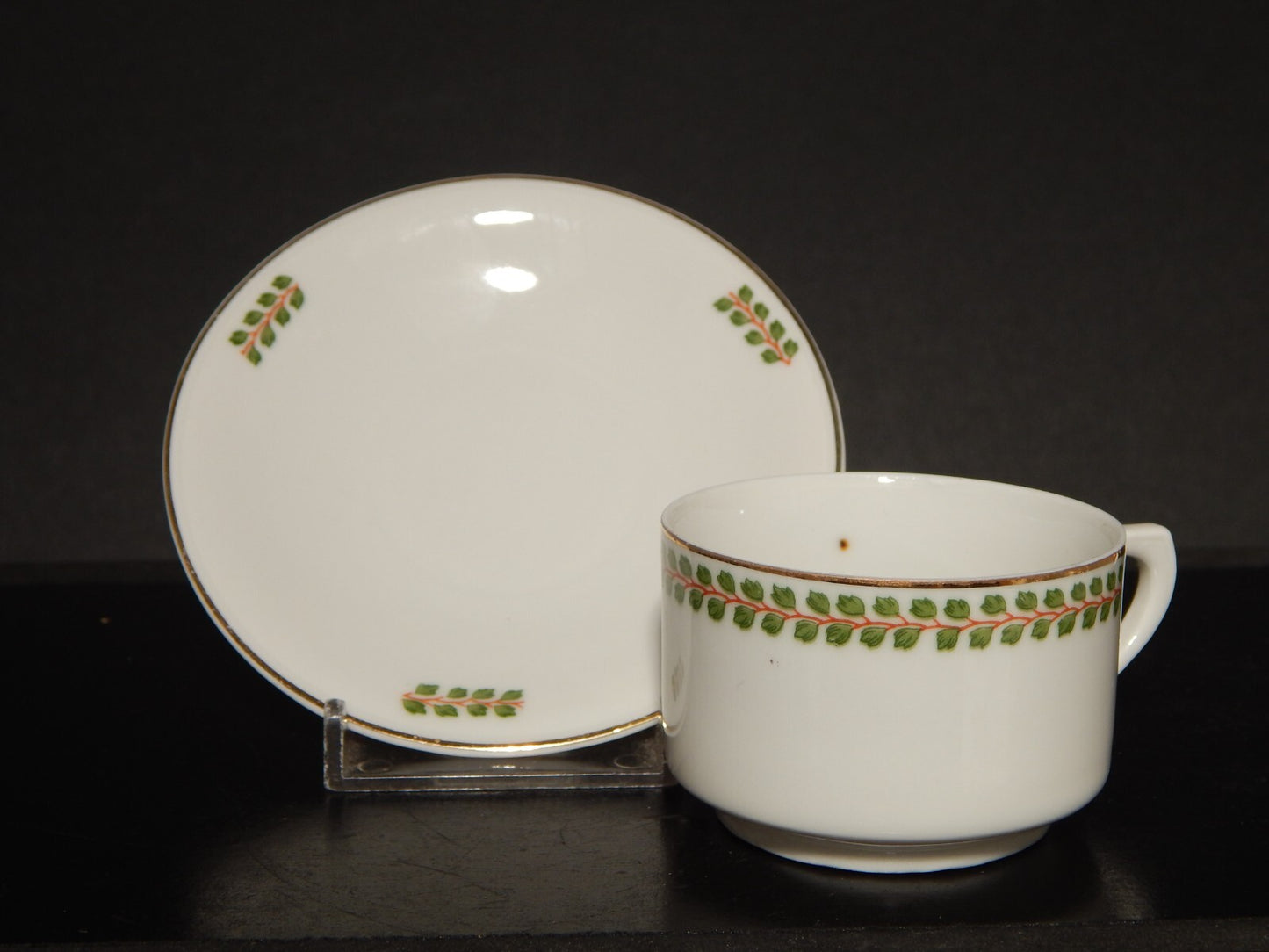 ANTICA TAZZINA CAFFÈ PORCELLANA BIANCA GHIRLANDE PICCOLE FOGLIE VERDI #1235