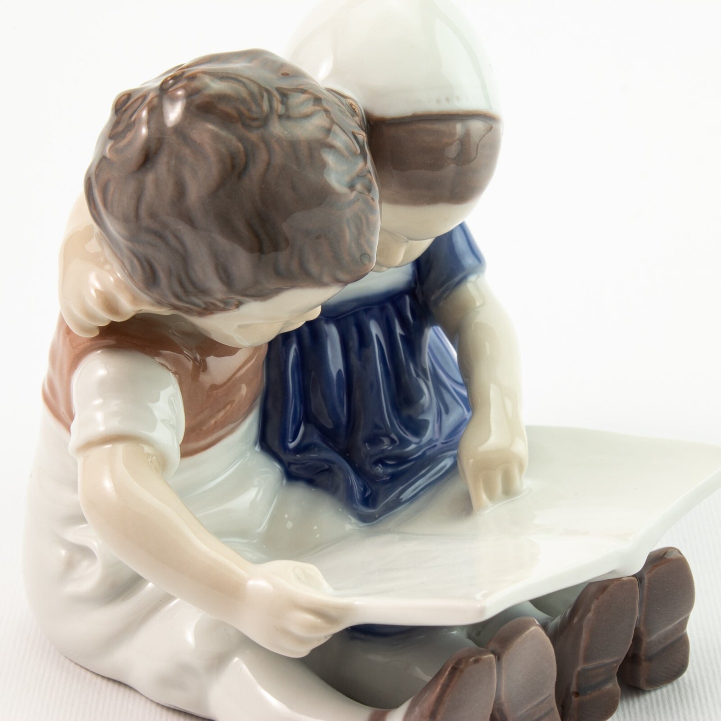 STATUINA PORCELLANA ROYAL COPENHAGEN BING&GRONDAHL "Bambini che Leggono" 1567