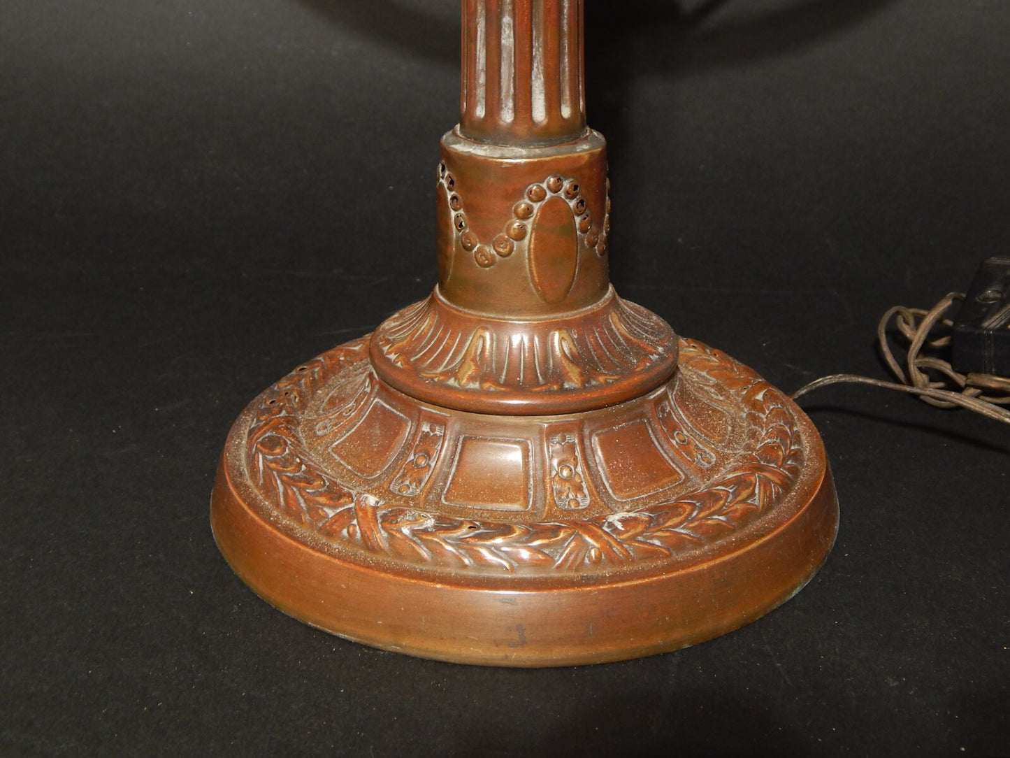 ANTICA ORIGINALE ELEGANTE LAMPADA TAVOLO STILE CLASSICO BRONZO E OPALINO BIANCO